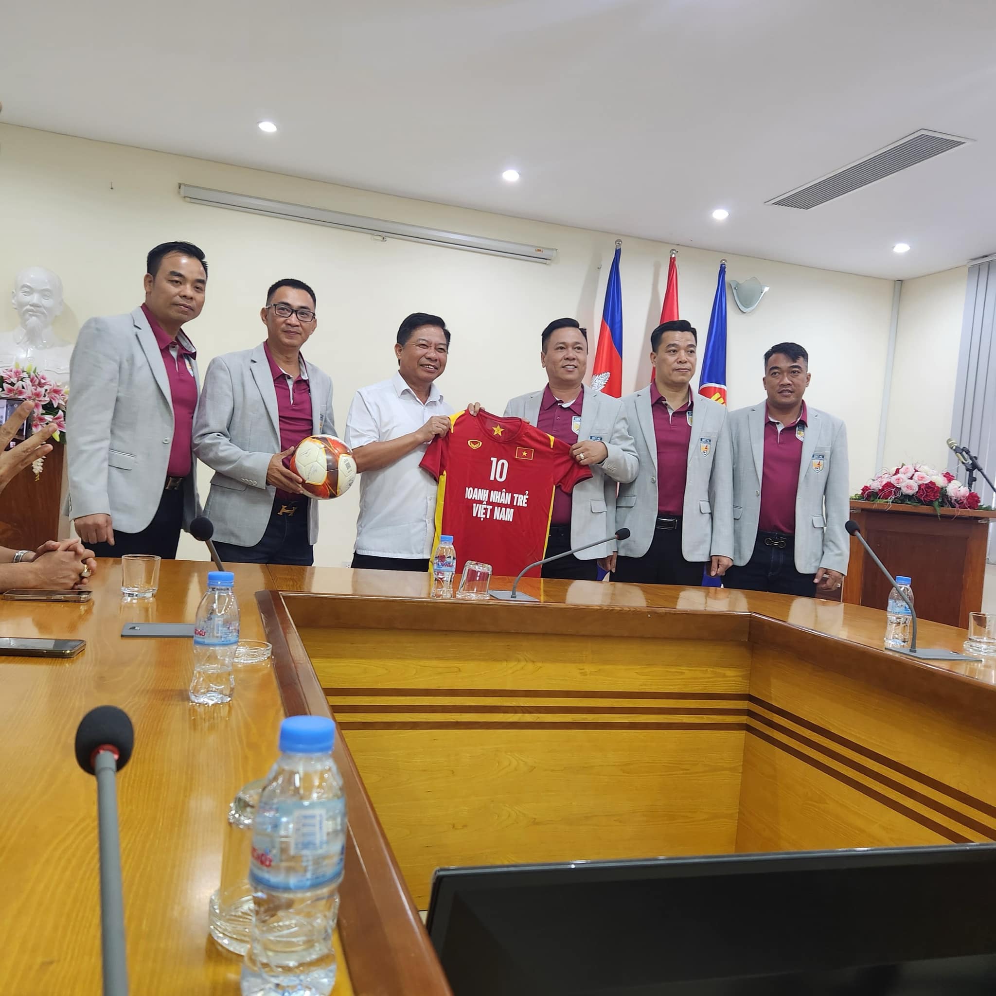 Kết nối giao thương và giao lưu bóng đá với Doanh nhân trẻ Cambodia.