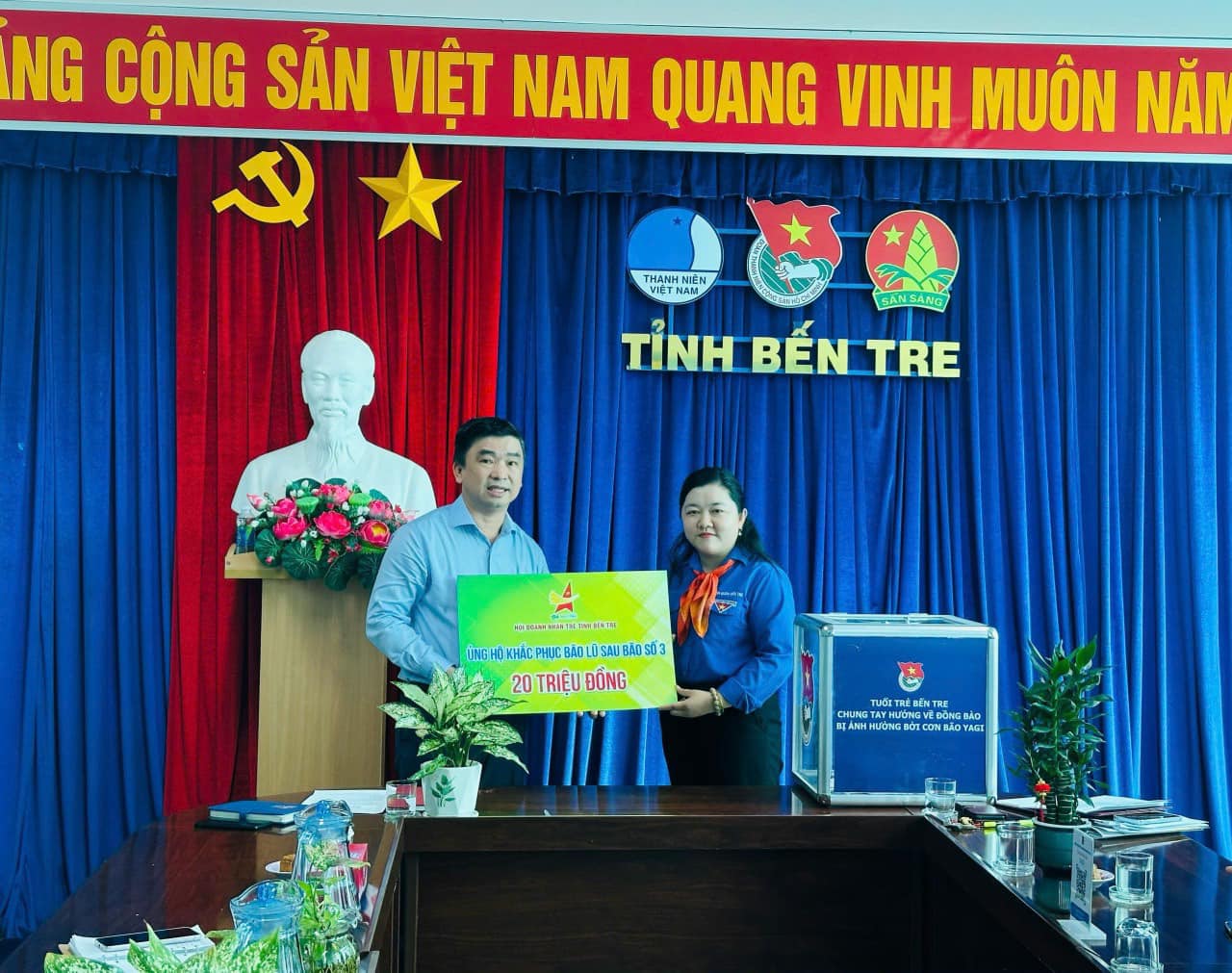 Ủng hộ khắc phục bão lũ sau bão số 3